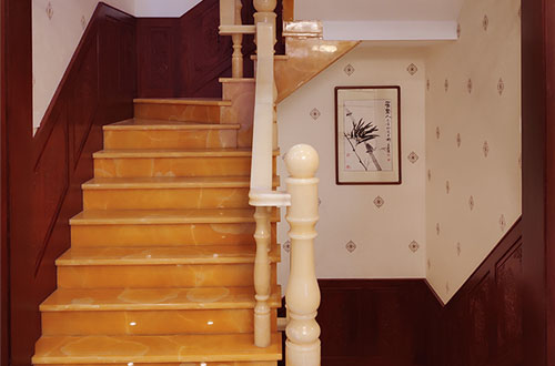 三都镇中式别墅室内汉白玉石楼梯的定制安装装饰效果